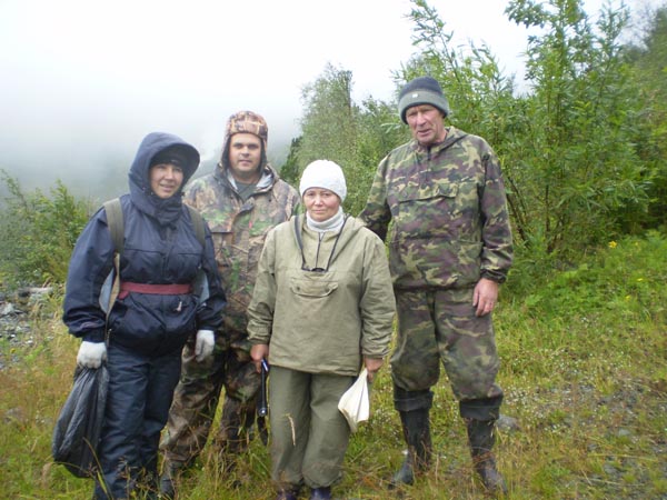 В туманную сырость за родиолой розовой - слева-направо Л. С. Галенковская, В.Н. Кудашов, Л.П. Кравцова