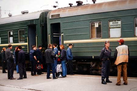 Слугин Ю.С. на посту. Перрон ст. Абакан. 2003 г.