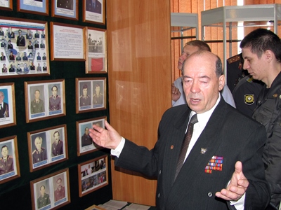 Зайцев О.А. возле экспозиции Абаканского ЛО МВД России. 2015 г.