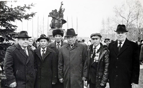 Руководители области у памятника воинов, погибших в Великую Отечественную войну 1941-1945 гг. в День Победы (пятый – В.А. Угужаков– председатель облисполкома). ГКУ РХ «Национальный архив». Ф. Р-477. Оп.1ф. Д. 13.