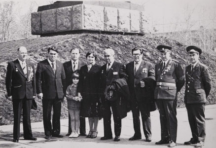 В День Победы на площади в г. Абакане в 1987 г. Слева направо – Сундуков Л.Т., Росляков В.И., Угужаков В.А., Шушеначев И.В., Гладков М.Д. ГКУ РХ «Национальный архив». Ф. П-888. Оп. 1. Д. 101.