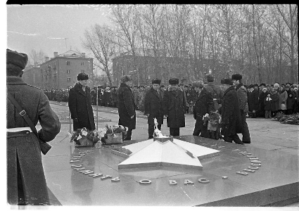 Возложение первых цветов у вечного огня монумента Воинской Славы. 6 ноября 1976 г. Госкаталог РФ.