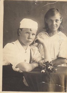 Мария Цуканова с подругой, 1940 г.