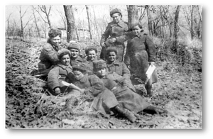 Девушки-десантницы, в верхнем ряду крайне левая Мария Цуканова, 1945 г.