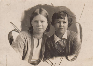 Мария Цуканова и Толокина Татьяна, 1939 г.