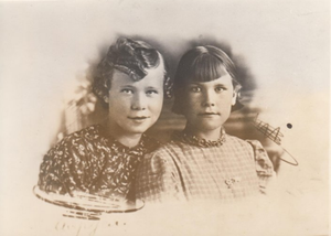 Мария Цуканова с подругой 1939-1940 гг.