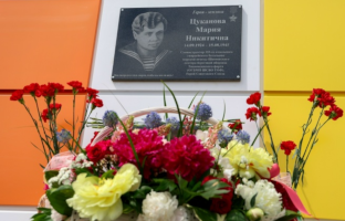 Мемориальная доска в г. Ишим на фасаде здания детской поликлинники