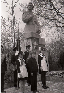 Почетный караул у памятника Марии Цукановой г. Владивосток, 1984 г.