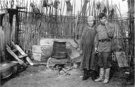 Н. Г. Доможаков с матерью Варварой Николаевной Балыковой. Фото из издания: Хакас литературазы. 9 класс = Хакасская литература. 9 класс (Абакан, 2025).