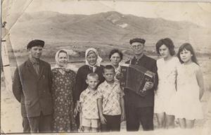  2. Работники камыштинских прудов с семьями. Фотография. Из личного архива автора.