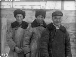 6. Цыганов П. Н. Негатив на стекле. I призыв Хакасской молодежи в Красную Армию. Призванные в Красную Армию хакасы, первые два из Аскизского района. Источник: ГОСКАТАЛОГ.РФ. 