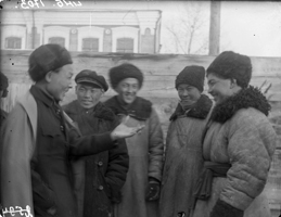 8. Цыганов П. Н. Негатив на стекле. I призыв Хакасской молодежи в Красную Армию. Ответственный секретарь газеты «Хызыл Аал» т. Спирин беседует с призывниками. 23.11.1929 г. Источник: ГОСКАТАЛОГ.РФ.