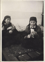 10. Цех вышивки. Вышивальщицы за вырезкой трафаретов. Национальная женская артель «Улучбыт». 1932 г. Нагорская Н.Н. Источник: Новосибирский государственный краеведческий музей
