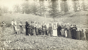 3. Группа женщин – шорок в улусе Кичиг Бор / Майнагашев С. Д., 1913 г. – Енисейская губ., Минусинский уезд. – Изображение : электронное // Кунсткамера : [сайт].