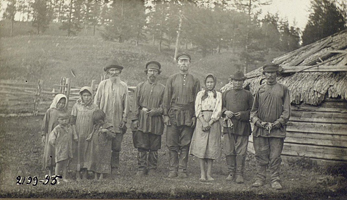 4. Группа жителей в улусе Кичиг Бор. Шорцы / Майнагашев С. Д., 1913 г. – Россия, Хакасия республика (Енисейская губ., Минусинский уезд). – Изображение : электронное // Кунсткамера : [сайт].
