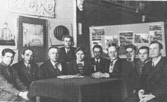 1. Преподаватели НИСИ (слева направо): Г. М. Казаковцев, Н. С. Кузьмин, В. С. Масленников, Н. И. Болотин, В. К. Самрина, А. И. Попов, А. Д. Крячков, М. А. Юдин, Ф. Ф. Барицкий / фотограф неизвестен, ранее 1950 г. – Изображение : электронное // https://nsk.novosibdom.ru/node/277 : [сайт].