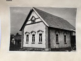 6. Типовой проект 2-комнатного сельского жилого дома с мансардой из кирпично-саманных блоков. 1950-е гг. Фасад и план. Архитекторы: Кузьмин Н. С.,  Самрина В. К. / фотограф неизвестен, 1940–1950 гг. – Изображение : электронное // ГОСКАТАЛОГ.РФ : [сайт].