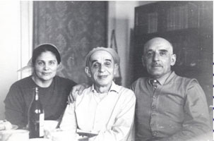 7. Фото семьи из книги «Николай Кузьмин. К 100-летию со дня рождения». Сборник статей и материалов / Сост. К. Н. Кузьмина. – Москва, 2005. – С. 23.