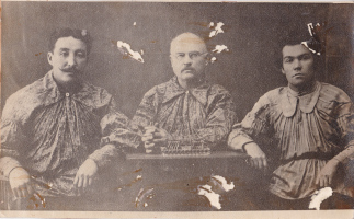 Фотография черно-белая, групповой снимок. Слева-направо: А. З. Орешков, Г. И. Итыгин и И. М. Киштеев. г. Новосибирск / Автор неизвестен , 1925. – Изображение : электронное // ГОСКАТАЛОГ.РФ : [сайт].
