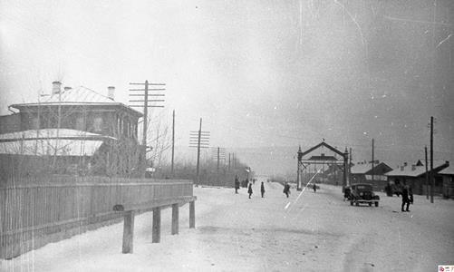 Город Черногорск. Главная улица. Негатив пленочный. Автор Албетков. 1939. Источник: Госкаталог. рф.