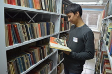 волонтеры в отделе книгохранения