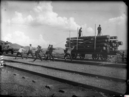 3. Погрузка леса вручную с лесного склада на вагоны. Станция Копьева. Стекло, фотоэмульсия. Автор Сокуров И. М. Источник: Госкаталог. рф.