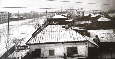 6. Улица Чертыгашева, 1950- годы. Фотография из книги Белоусовой  Л. И. По улицам, длиною в жизнь: страницы истории первых улиц города Абакана. – Абакан, 2019. – С. 15.